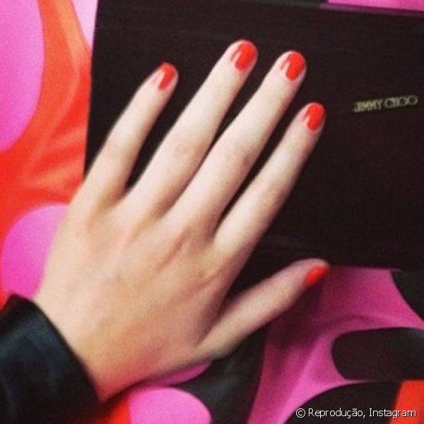 À caminho do Tribeca Film Festival, Hailee postou foto de suas unhas pintadas de vermelho, combinando com seu vestido colorido